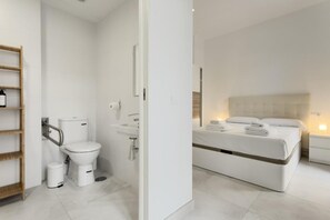 베이직 스튜디오 | 욕실 | 샤워 시설, 무료 세면용품, 헤어드라이어, 타월