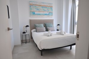 패밀리 아파트 | 객실 내 금고, 각각 다르게 가구 비치, 노트북 작업 공간, 방음 설비