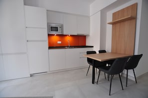Familie appartement | Privékeuken | Een koelkast/vriezer, een magnetron, een kookplaat