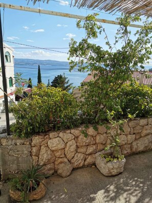1 bedroom - Apartments Renko - 100 m From the sea (Omis)