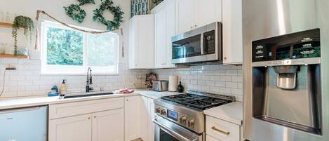 Refrigerador, microondas, horno y parrilla de estufa