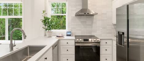 冷蔵庫、電子レンジ、オーブン、コンロ