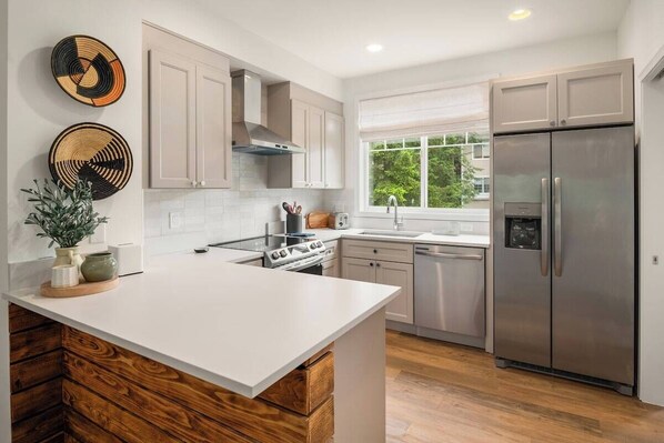 Kühlschrank, Mikrowelle, Ofen, Herdplatte