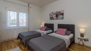 Apartment - Apartments Vana - 400 m From Beach (Kastela)