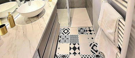 Serviettes fournies, papier toilette
