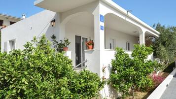 House, Smoking | Exterior