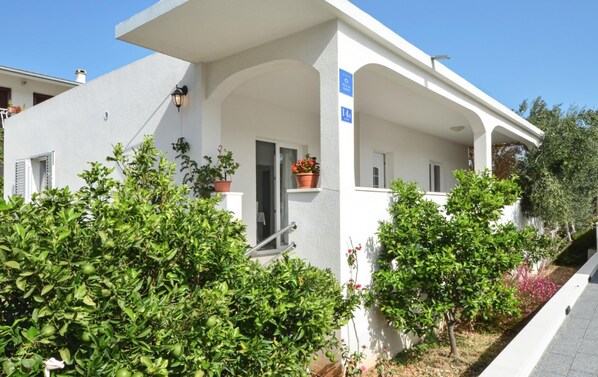 House, Smoking | Exterior