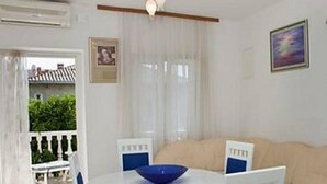Unclassified image, 2 of 13, button - Apartments Kristina - With Parking (Okrug)