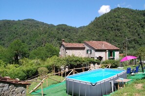 Outdoor spa tub - Casa Millefiori, Village House near Bagni Di Lucca with Large Garden and Pool. (Fabbriche di Casabasciana)