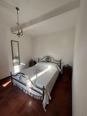 3 slaapkamers, een strijkplank/strijkijzer, wifi, beddengoed