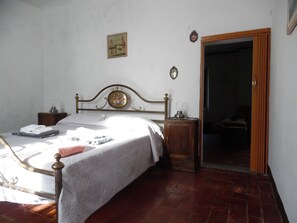 3 bedrooms, iron/ironing board, WiFi, bed sheets - Casa Millefiori, Village House near Bagni Di Lucca with Large Garden and Pool. (Fabbriche di Casabasciana)