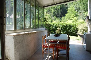 Outdoor dining - Casa Millefiori, Village House near Bagni Di Lucca with Large Garden and Pool. (Fabbriche di Casabasciana)