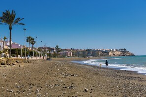 On the beach, white sand, sun loungers, 3 beach bars - Seafront Calabeach (Rincon de la Victoria)