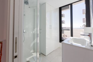 Premium bedding, individually decorated, individually furnished, desk - Seafront Calabeach (Rincon de la Victoria)