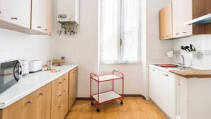 Cafetera y tetera, refrigerador, microondas y parrilla de estufa 