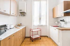 Coffee/tea maker, fridge, microwave, stovetop - Bright, family-friendly apartment near the Gemelli Polyclinic Hospital (Roma)
