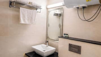 Dusj, toalettartikler (inkludert), tøfler og håndklær