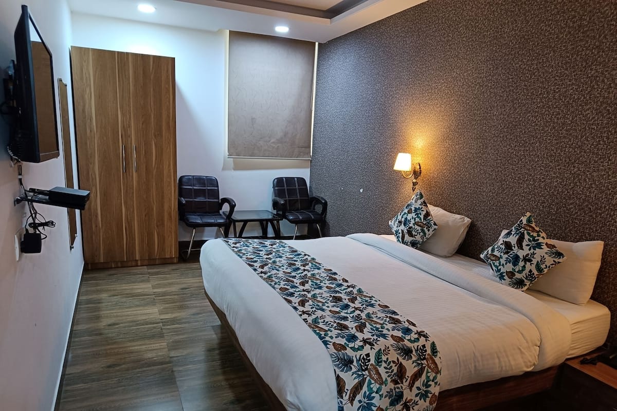 1 bedroom, premium bedding, minibar, desk