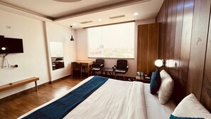 Deluxe tweepersoonskamer | Luxe beddengoed, een minibar, een bureau, een laptopwerkplek
