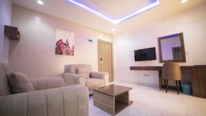 Phòng đơn Tiêu chuẩn, 1 giường cỡ king, không hút thuốc | Khu phòng khách