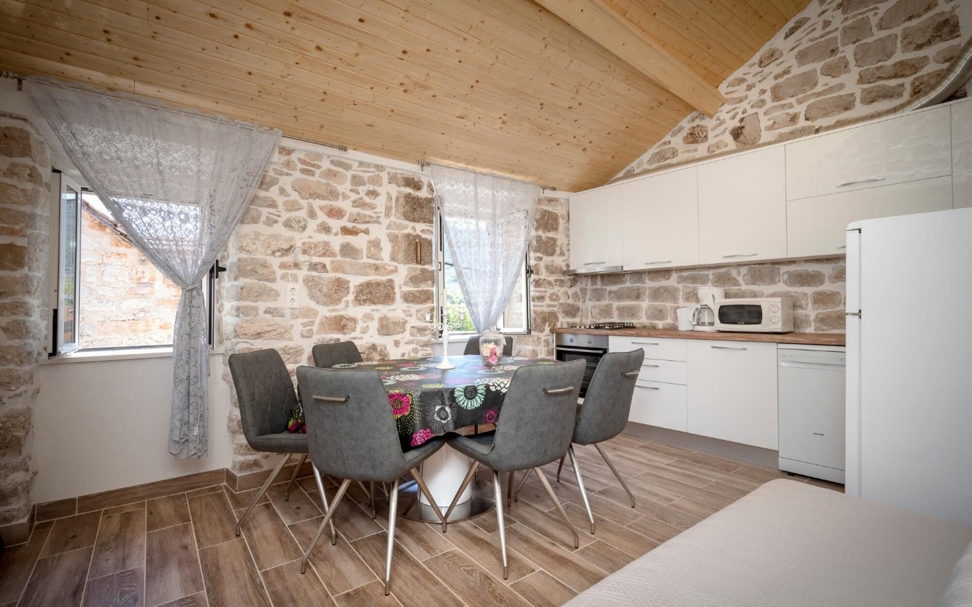 Apartemen, Boleh Merokok | Eksterior