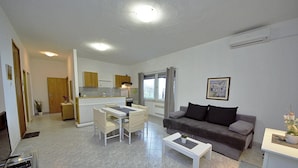Apartment - Holiday Houses, Villas Nedjeljko - Pool House (Tucepi)