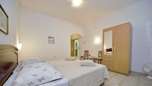 Apartment - Holiday Houses, Villas Nedjeljko - Pool House (Tucepi)