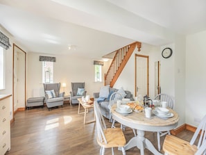 Dining - Escape to this exquisite holiday let in Tetford. (Tetford, near Horncastle)