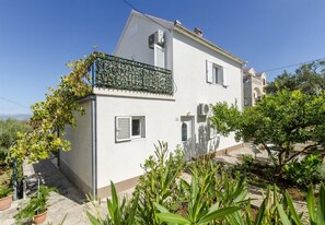 House, Smoking | Exterior