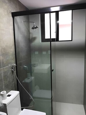 Dusche, Handtücher, Seife, Toilettenpapier