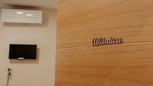 Een houten wand met het woord 'Atlantica' gegraveerd.