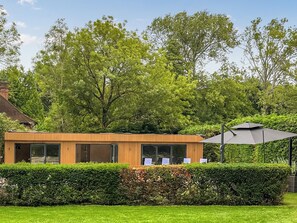 Property grounds - 2 bedroom accommodation in Farnham Common, near Beaconsfield (Farnham Common, near Beaconsfield)