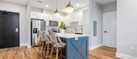 Kylskåp, mikrovågsugn, ugn och spishäll