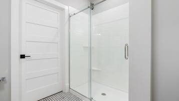 Douche, sĂšche-cheveux, serviettes fournies, savon
