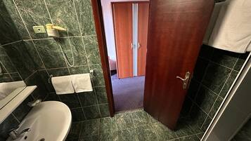 Deluxe Double or Twin Room | Bilik Mandi | Pancuran mandi, hulu semburan hidrourut, pengering rambut