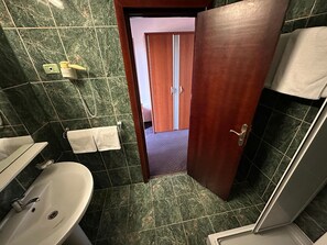 Dobbelt- eller tomannsrom – deluxe | Bad | Dusj, dusjhode med hydromassaje, hårføner og håndklær