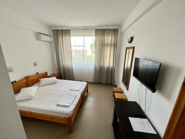 Basic Double or Twin Room - Hostel Stefania (Costinesti)