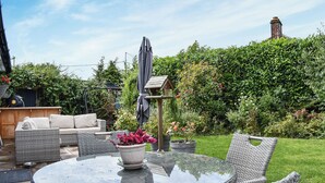 Outdoor dining - 3 bedroom accommodation in New Milton (New Milton)