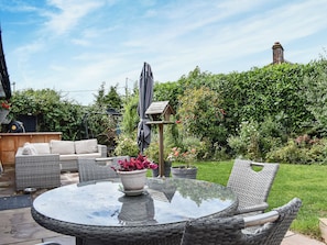 Outdoor dining - 3 bedroom accommodation in New Milton (New Milton)