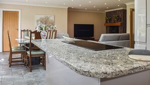 Dining - 3 bedroom accommodation in New Milton (New Milton)