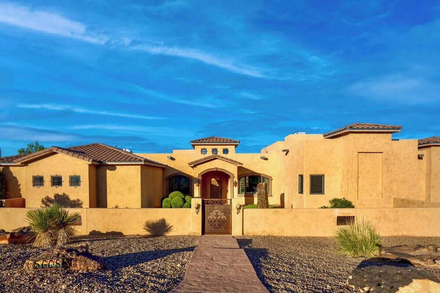 High Desert Mountain View 4bd/5ba Tranquil Retreat