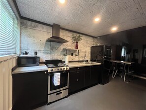 冷蔵庫、電子レンジ、オーブン、コンロ