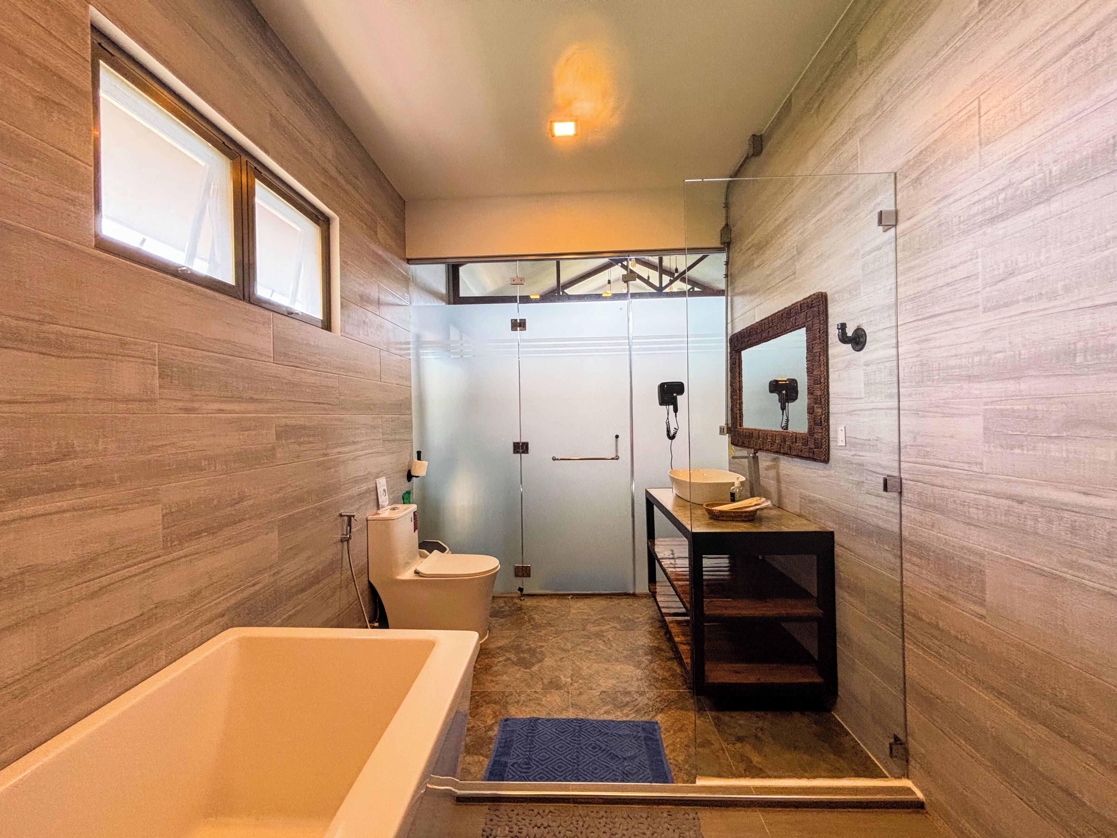 Un baño moderno con bañera, lavabo y ducha.