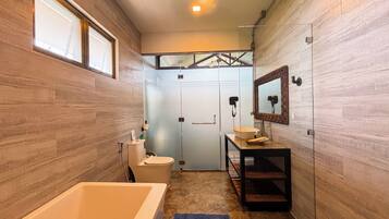 Un baño moderno con bañera, lavabo y ducha.