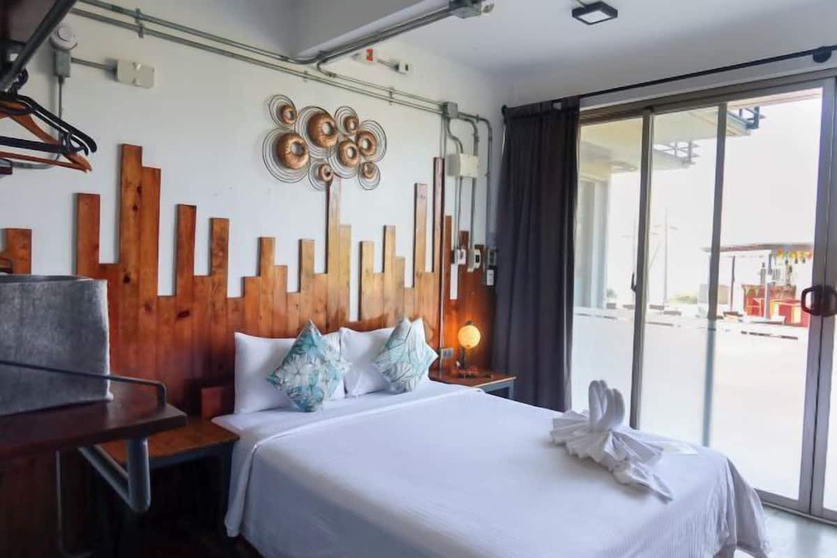 1 bedroom, individually furnished, blackout drapes, free WiFi