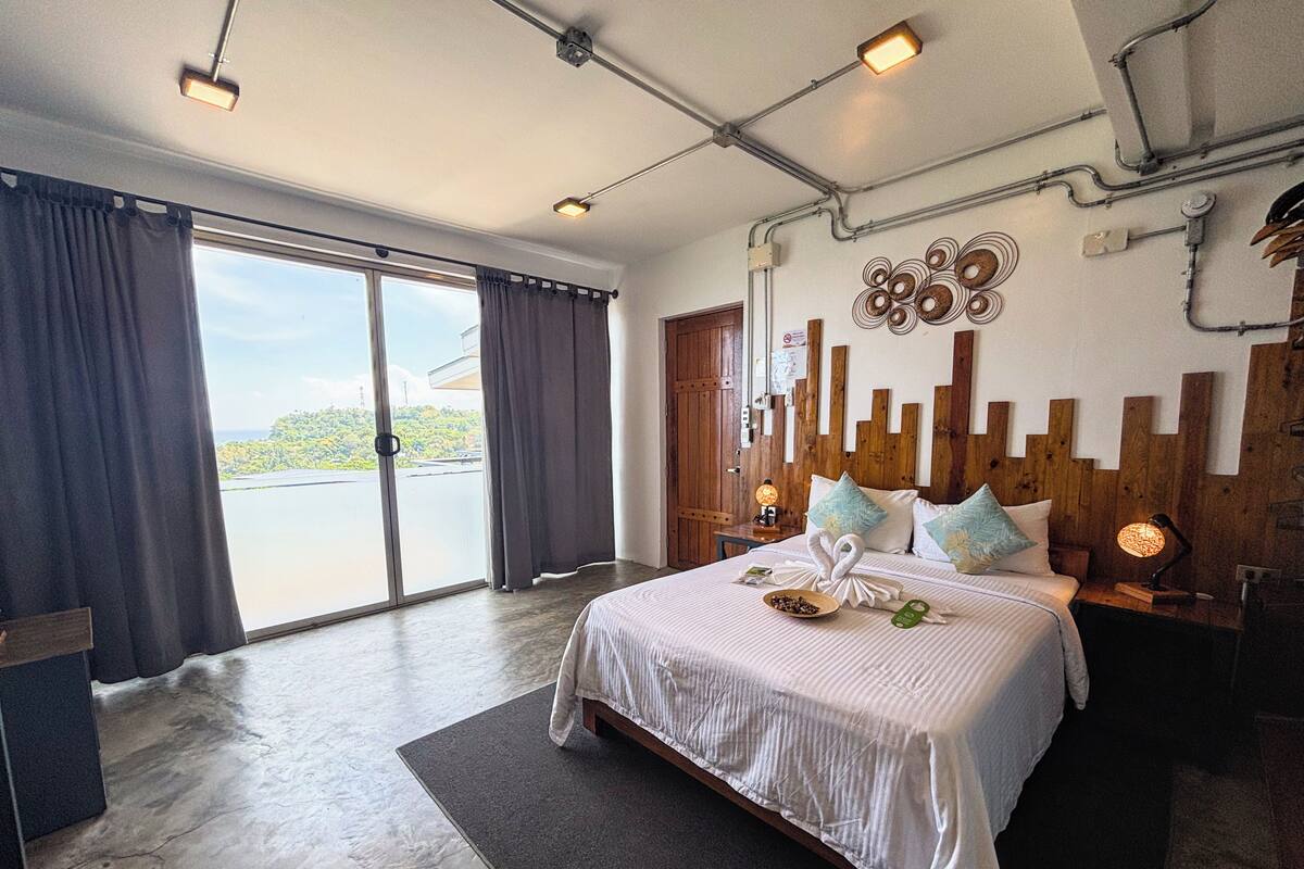 豪華客房, 1 張加大雙人床, 陽台, 海景 | 羽絨被、遮光布/窗簾、免費無線上網、布置獨特