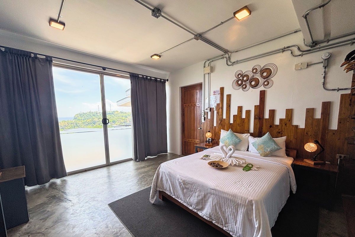 Deluxe Room, 1 Queen Bed, Balcony, Sea View