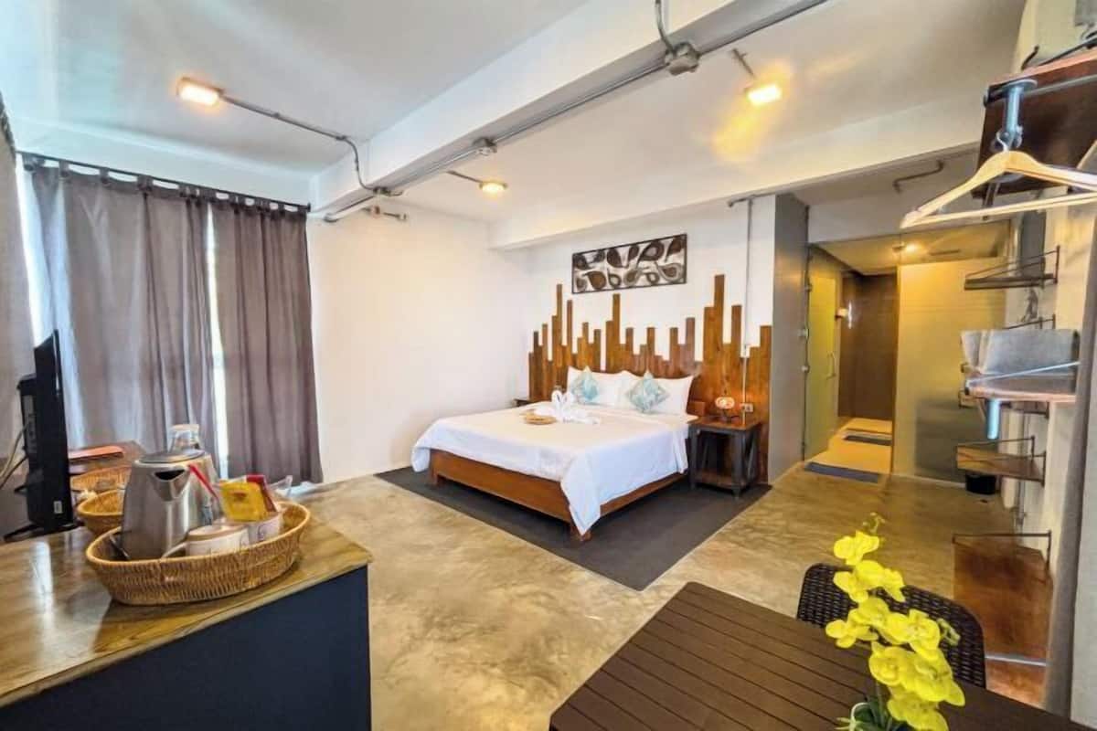 Individually furnished, blackout curtains, free WiFi, bed sheets