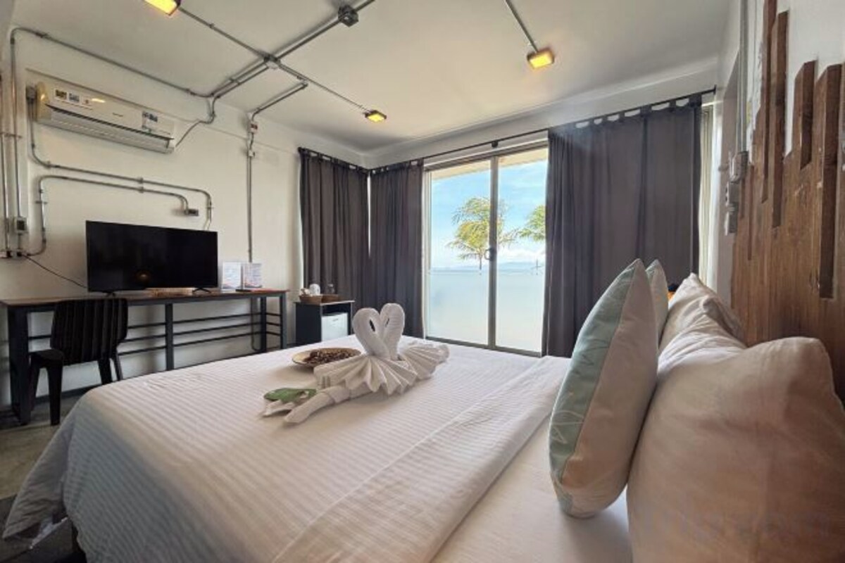 Cubrecamas, cortinas blackout, wifi gratis y muebles diferentes 