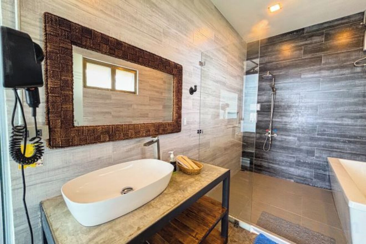 Artículos de tocador gratuitos, bidet, toallas, shampoo